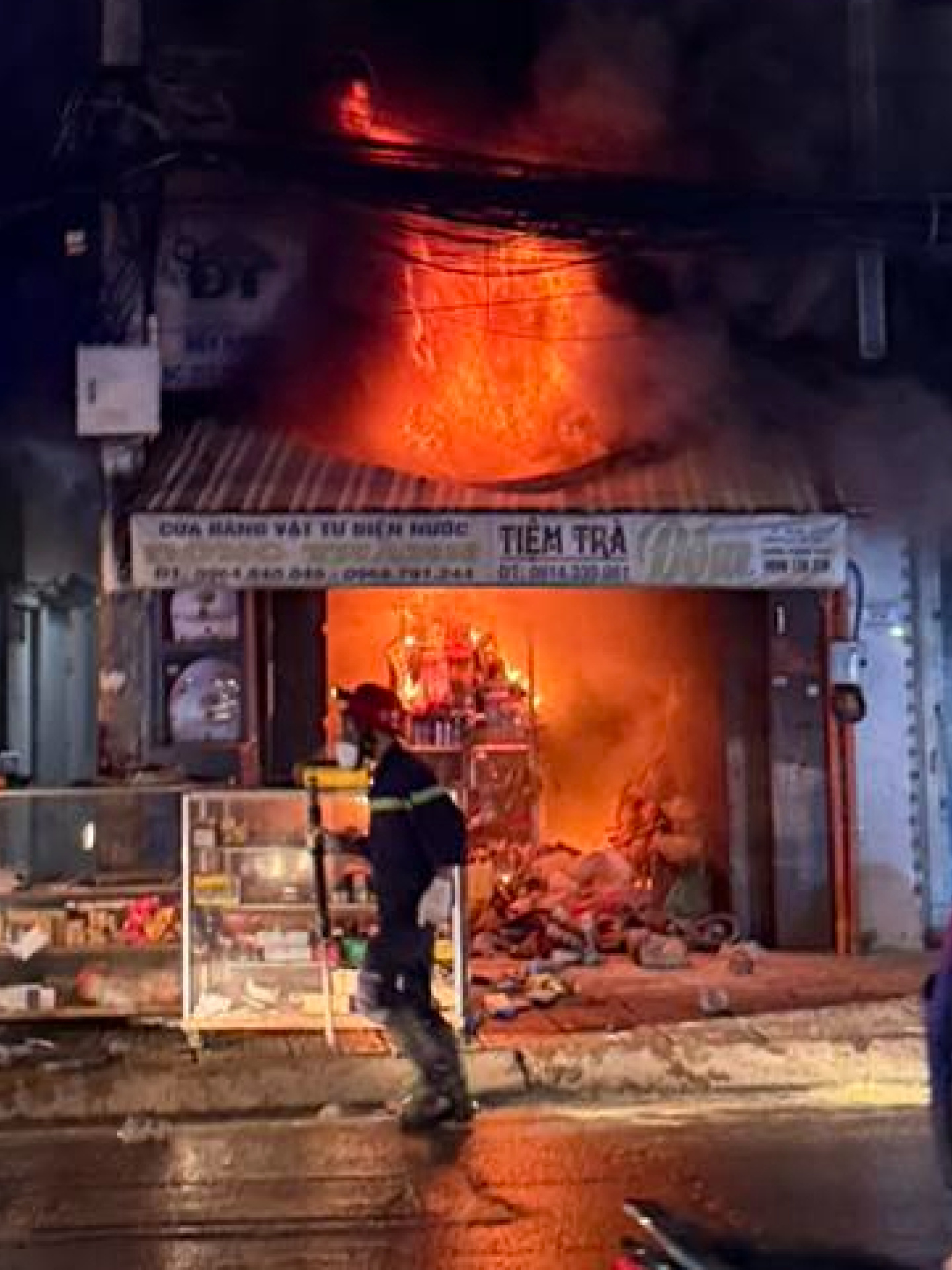 胡志明市统一路水电材料店发生大火